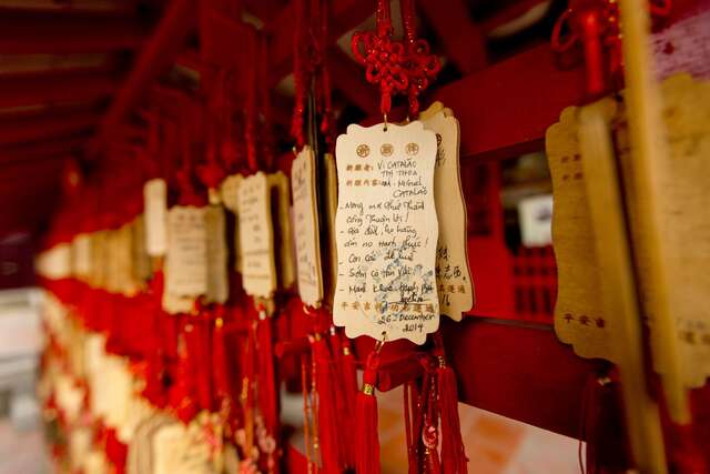 外國旅客於祈願牌書寫願望