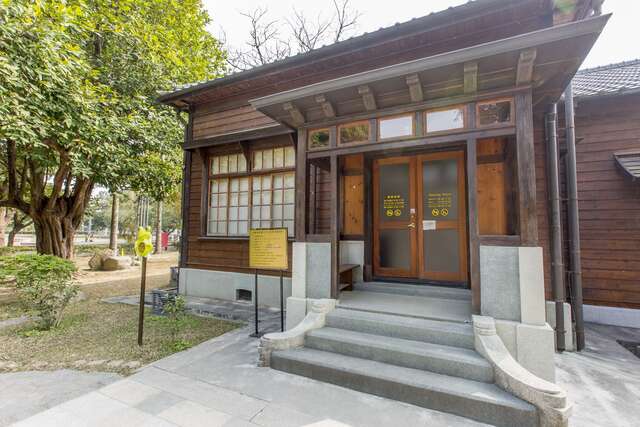 廠長宿舍為離地架高的單層日式木造建築，屋內採和室設計