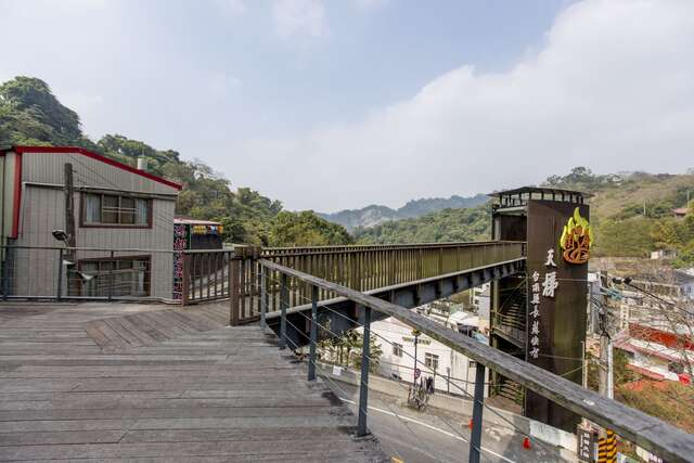 來到關子嶺一定要體驗天梯，可俯瞰城鎮景色