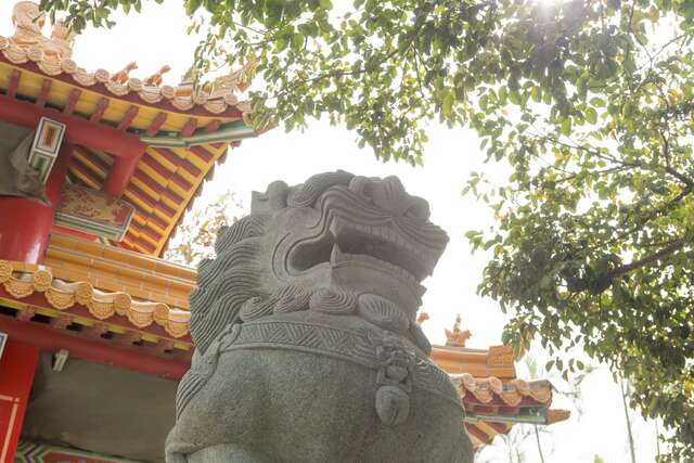 关子岭大仙寺庙前方的石狮