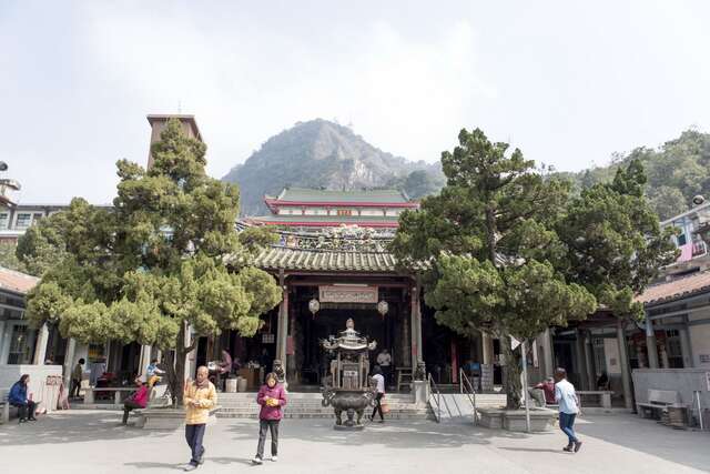 碧雲寺座落於山靈水秀的台南縣關仔嶺半山腰