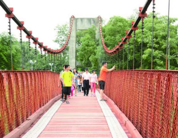 电影场景中的乌山头水库旧送水口与八田与一纪念园区爆红吸引许多游客