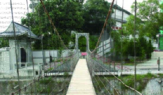 凤凰吊桥跨越竹溪