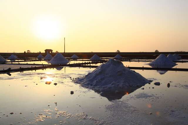 Jing Zhai Jiao Tile Paved Salt Fields(井仔腳瓦盤鹽田)