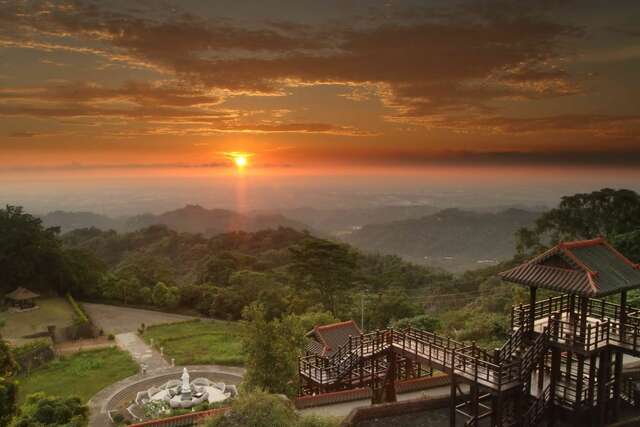 台南碧雲寺夕陽餘暉時的景色