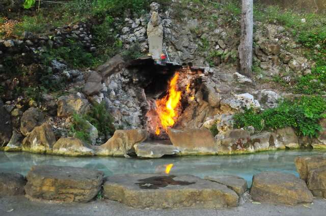 水火同源又名「水火洞」，曾名列台湾七景和台南八景