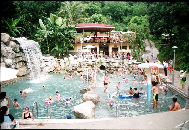 園區還提供冷熱皆有的山泉游泳池SPA