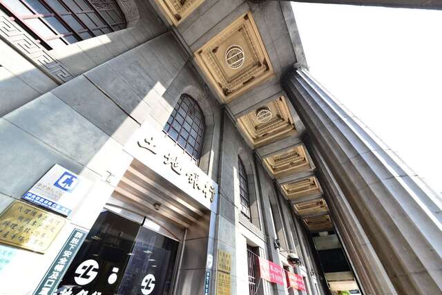 土地銀行台南分行採取埃及神廟柱廊形式