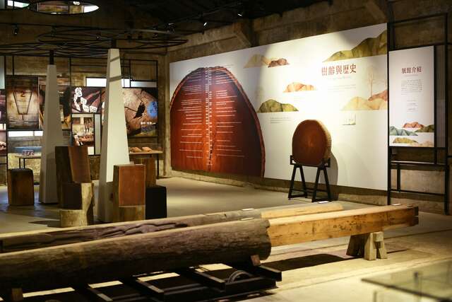 館內展示了台灣家具業的歷史與演進，也收藏許多國內外的經典木造家具