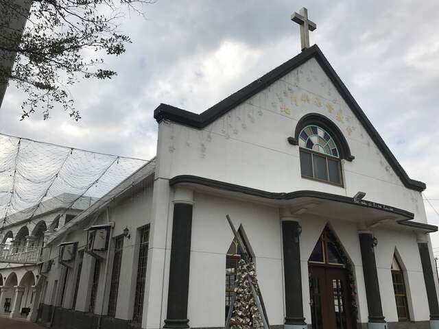 北门屿教会位於乌脚病医疗纪念馆区域内，白色教堂营造出北门盐乡的白色浪漫