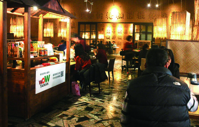 餐廳設計上也保留原有榖倉的紅磚牆與稻穀主題佈置
