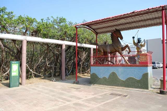 Twelve Dian Banyan Trees(十二佃神榕)