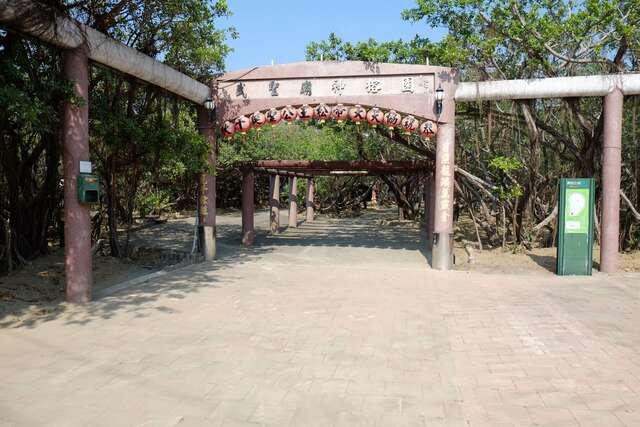 Twelve Dian Banyan Trees(十二佃神榕)