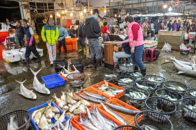 漁人們穿梭安平魚市場