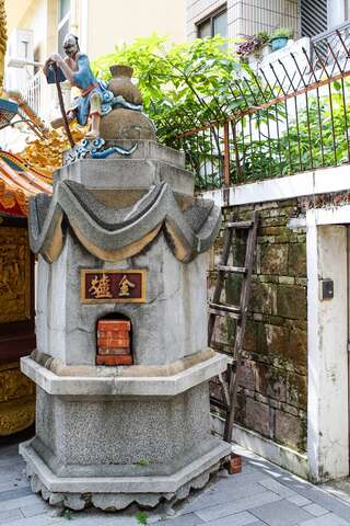 Guan-Di Temple of Ba-Ji-Jing－Ghost Money Burner