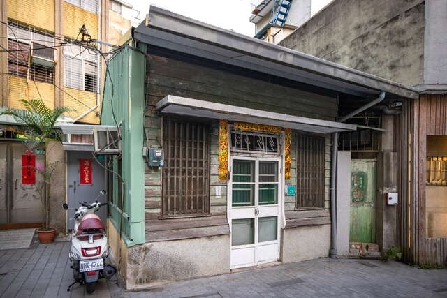 Yeh Shih Tao's real former residence is located behind the Iron House
