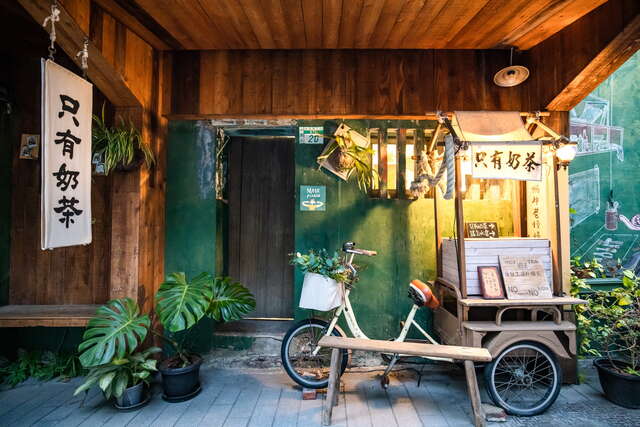 The small shop in the snail alley is waiting for the arrival of tourists