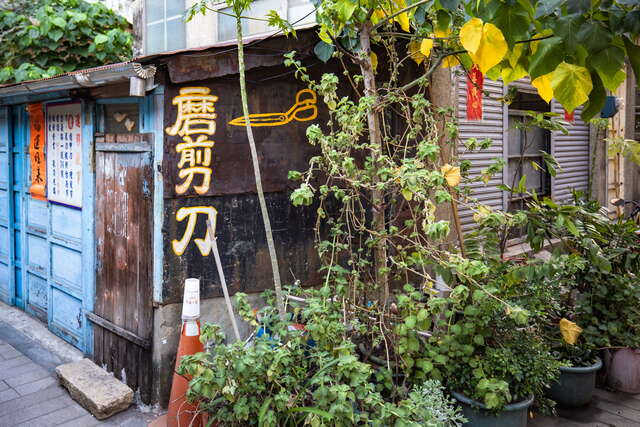 There are various specialty shops hidden in the snail alley
