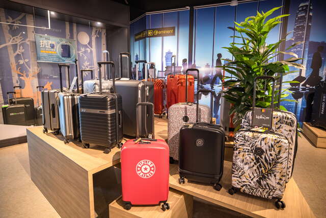 觀光工廠內展示各式行李箱