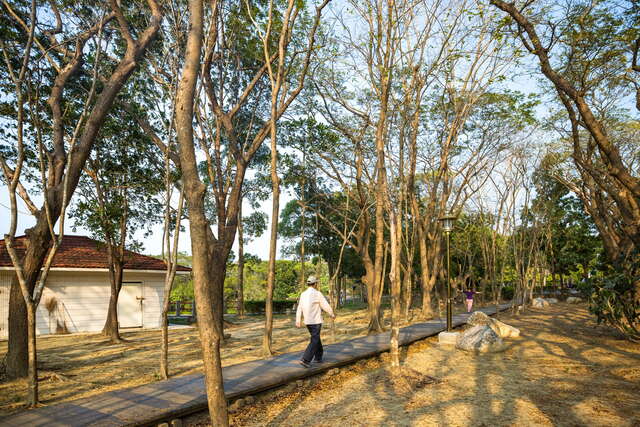 公園內吸引周遭居民前來散步運動