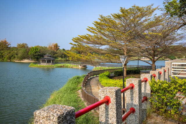 有著步道圍繞著埤塘，可就近觀賞碧水風光