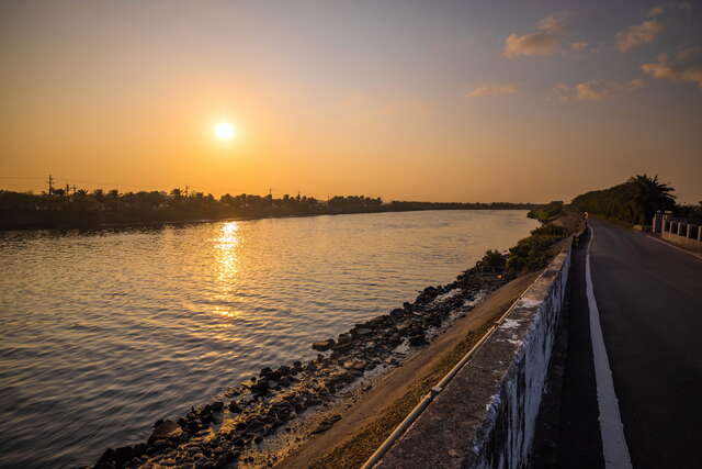 沐浴在夕陽下迎風騎鐵馬