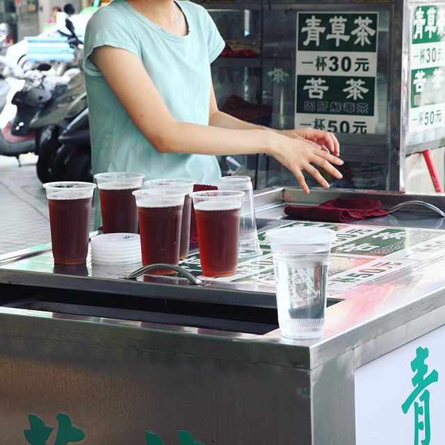 立秋が過ぎたのに、台南の暑さは少しもおさまらない様子、六十年の老舗"水仙宮青草茶"で喉の渇きを和らげましょう！明明立秋已過，但台南...