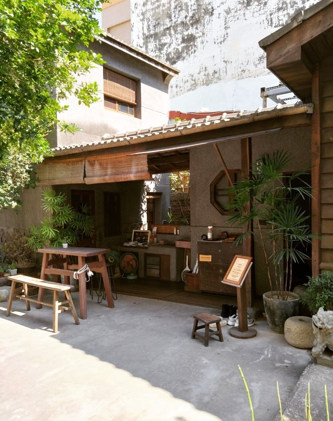 【台南カフェ散策#8】和風の庭園カフェ「錫鼓Tin Drum」は心地良い畳席とレトロな装飾があります。静かな空間でコーヒーやお茶を...