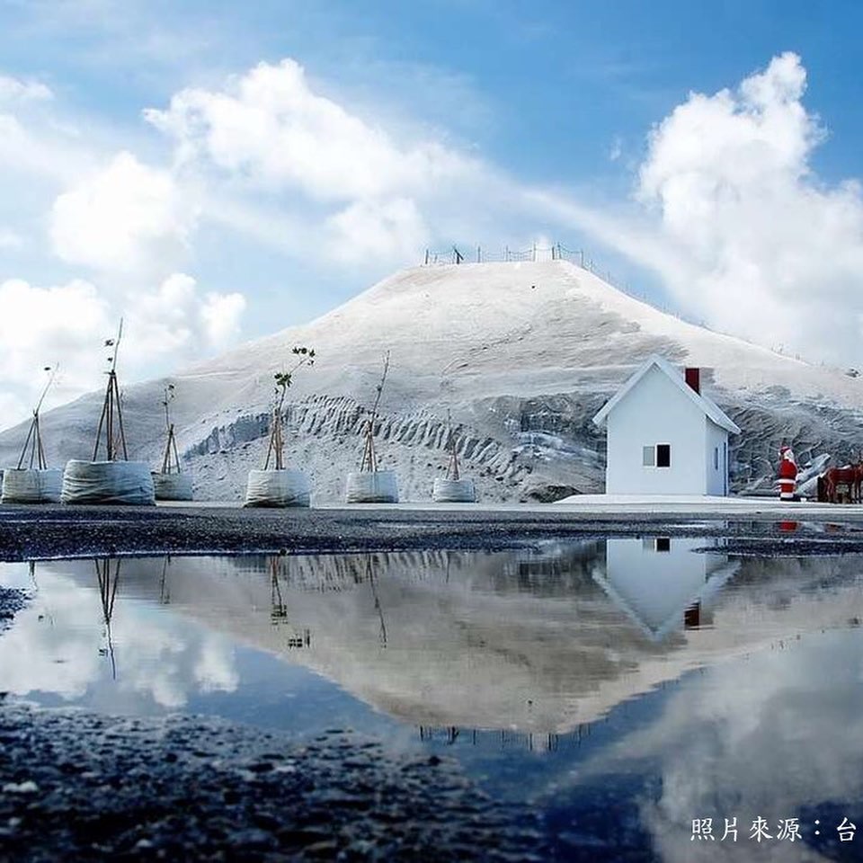 【南国の雪山！？～台南の七股塩山】真っ白な山のように見える塩山。その珍しい景観は七股を代表する景観と言えます。七股製塩場は、かつて...