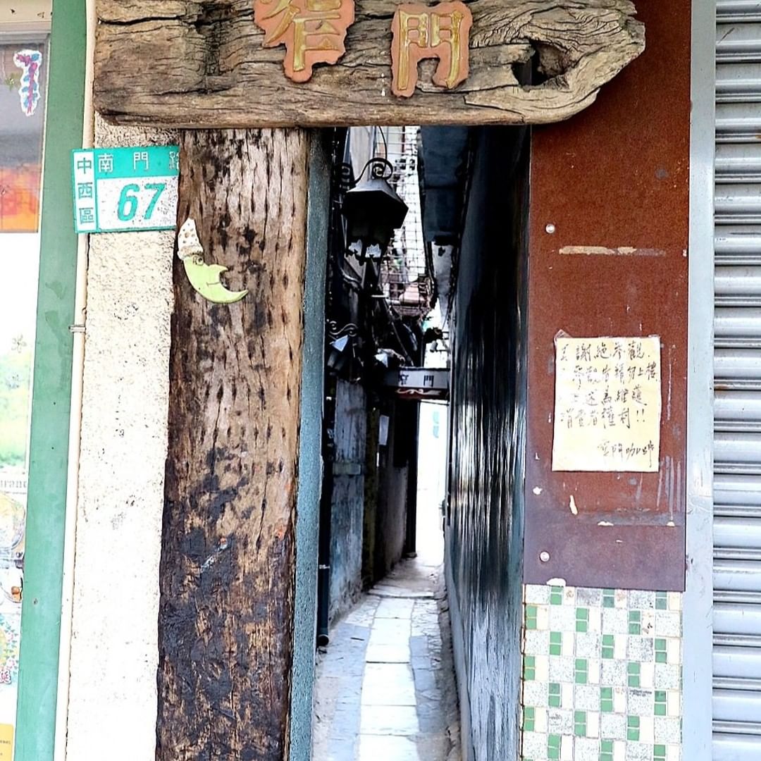 【入口扉の長さが38センチだけ❗️喫茶店☕️】日本時代から今までの古い部屋が現代に有名な喫茶店と言われます。コーヒーを飲みながら、...