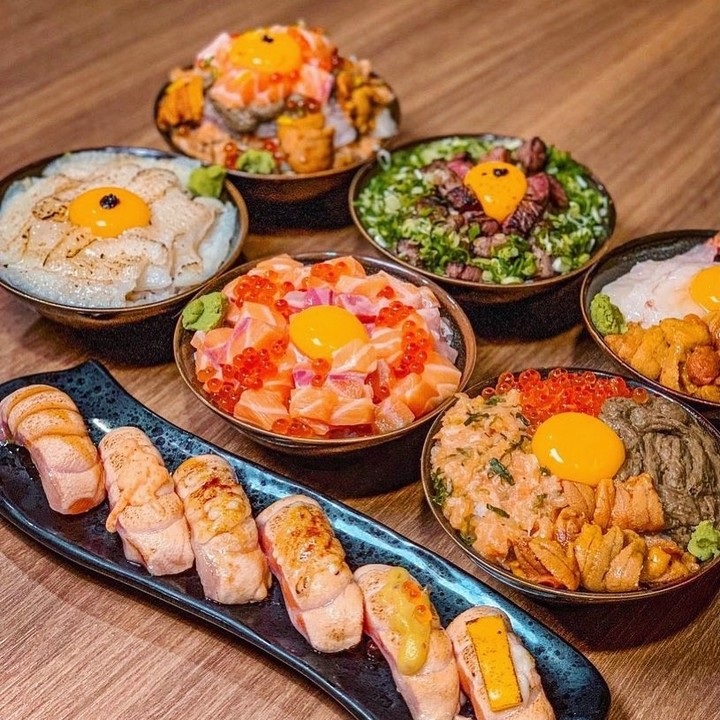 【餓男食堂】大盛で、めっちゃたっぷり海産食材の料理です。台南では人気な刺身お店と言われ、一緒に食べみてくださいね• 写真は 餓男食...