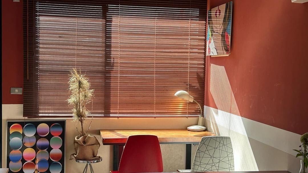 【台南カフェ散策＃3】深夜まで営業する個性的なカフェ「恬逸沙灘」は、静かな2階で一人の時間を楽しんだり、賑やかな1階で友達と一晩中...