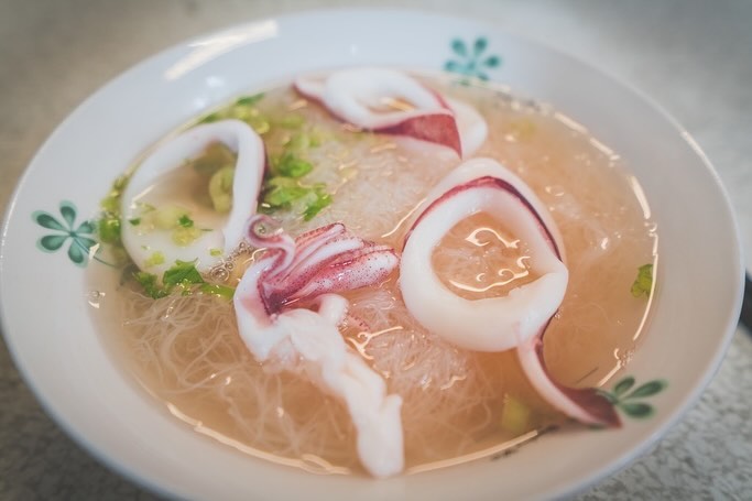 台南グルメ/伝統的な味՞小巻米粉՞ぷりぷりのイカと、旨みたっぷりのビーフンが絶妙に調和し、シンプルながらもコクのある味わい/•᷅...