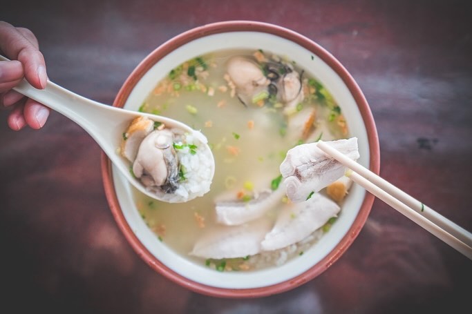 冷えた朝にぴったりな南国のブランチ大人気の朝食といえば、具沢山で満足感たっぷりの「鹹粥(シェンジョウ)」!粒立ちの良いお米がスープ...