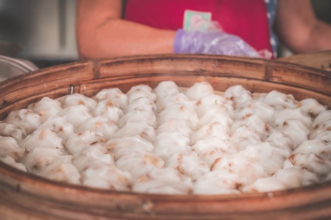 台南B級グルメ!蝦仁肉圓(シャーレンバーワン) 台南の伝統小吃「蝦仁肉圓」は、モチモチの米粉の皮でエビと豚肉を包み、蒸して仕上げ...