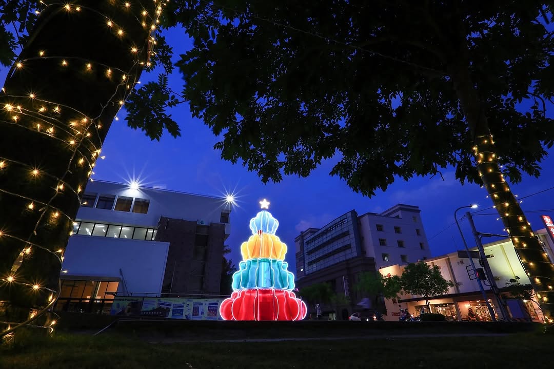 各燈區陸續點亮 #聖誕樹 啦~新營點燈活動 12/6~　#新營文化中心 的聖誕樹今年以繽紛雲朵作為飛行船意象，象徵希望的航行。　聖...