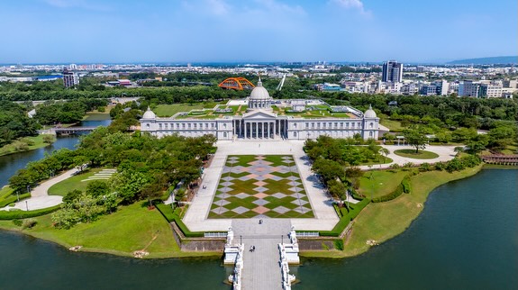 台南ミュージアムめぐり奇美博物館まるでヨーロッパの宮殿のような景色が広がる人気スポット。上空から見ると、敷地がヴァイオリンのように...