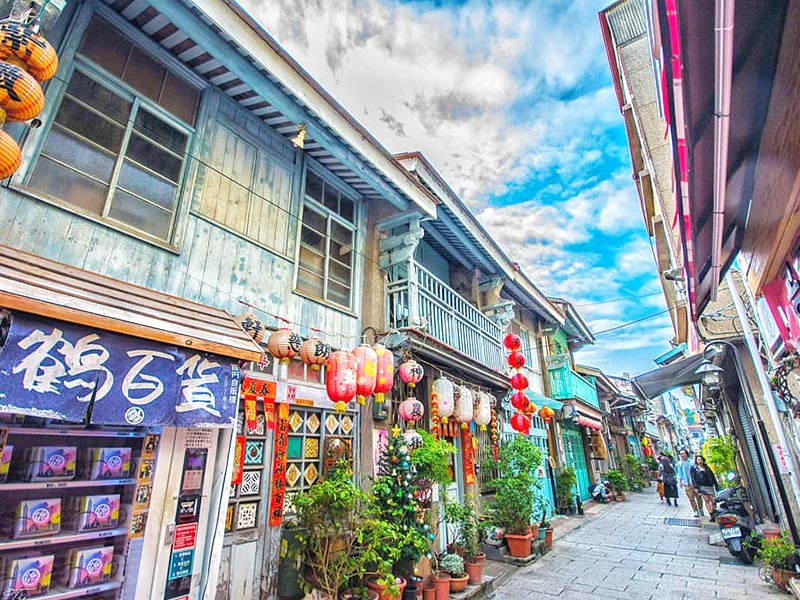 Learn about Tainan through free guided tour