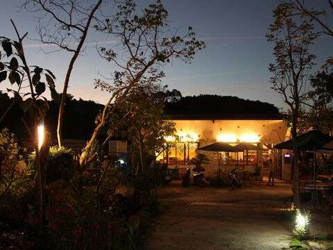 岩頂自然休閒坊