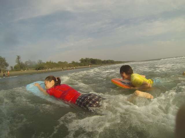 bodyboarding at the beach (sunset platform)