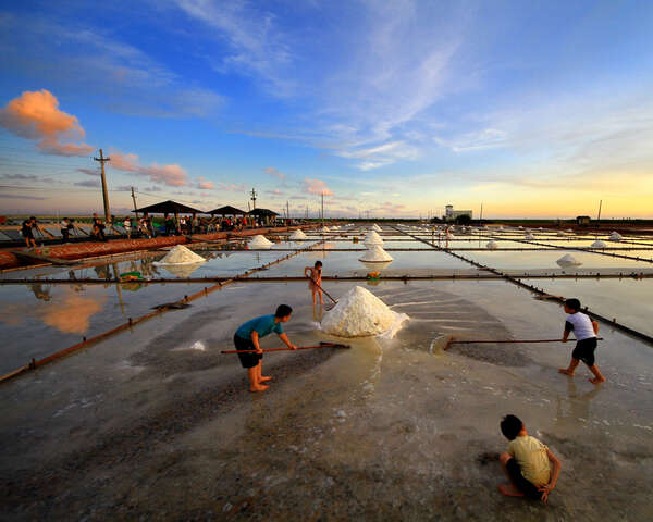 Jing Zhai Jiao Tile Paved Salt Fields