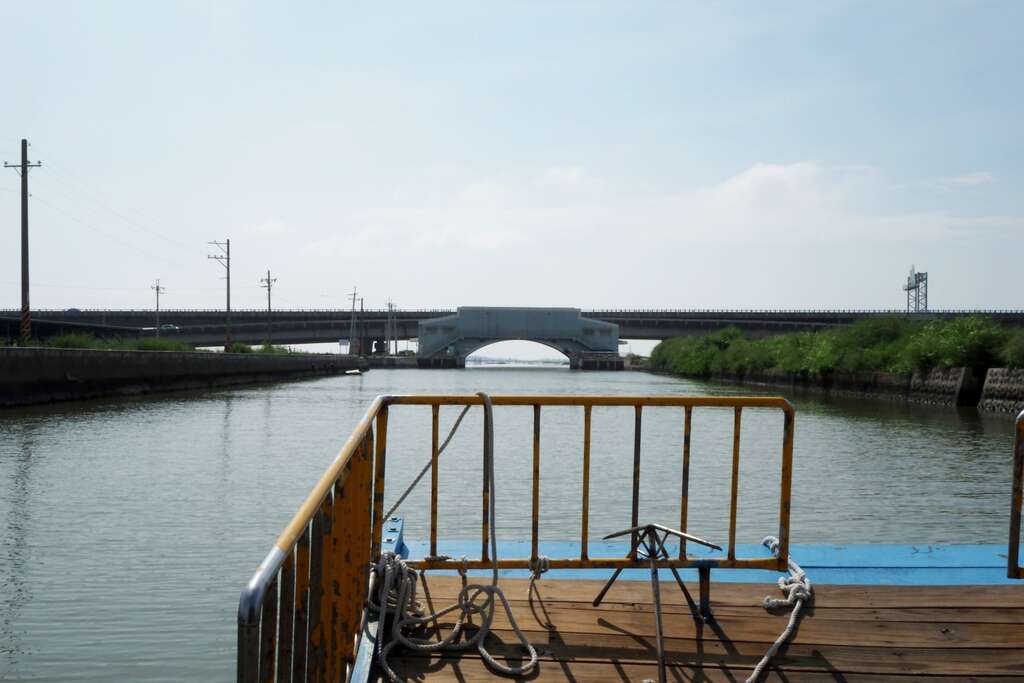 觀光漁筏途經大橋