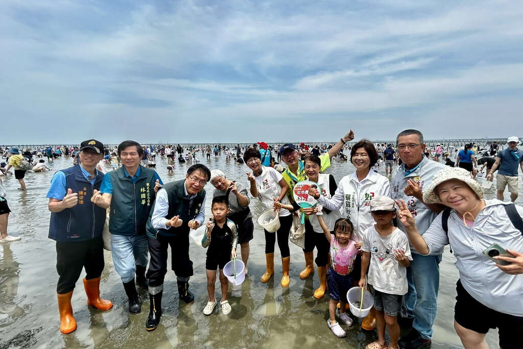 夏天就是要衝七股 下水挖文蛤最消暑！ 「2026臺南七股海鮮節」熱鬧開幕 二千人齊聚六孔碼頭同歡