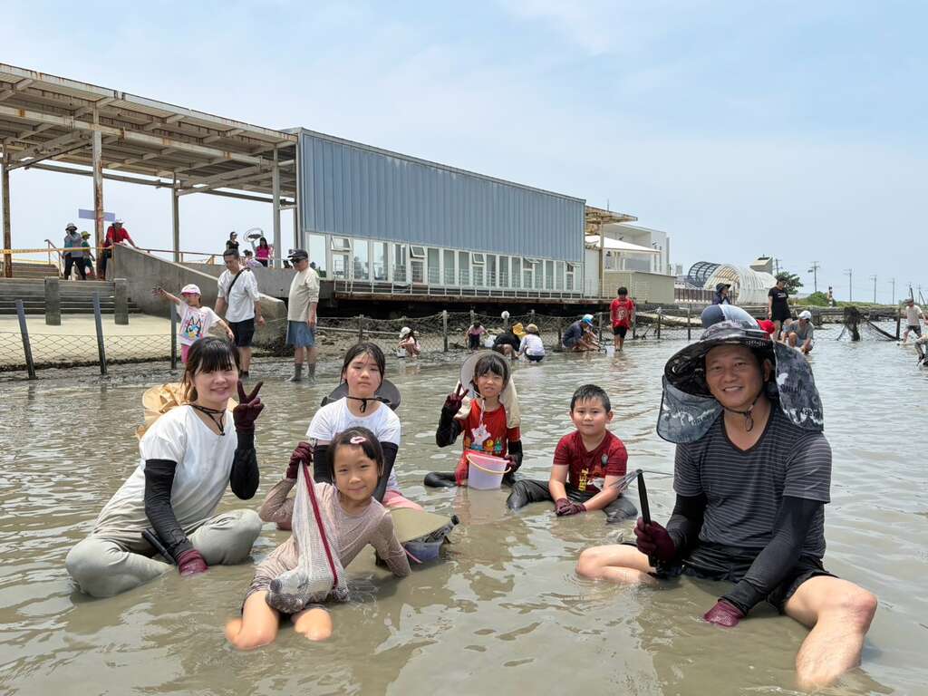 夏天就是要衝七股 下水挖文蛤最消暑！ 「2026臺南七股海鮮節」熱鬧開幕 二千人齊聚六孔碼頭同歡