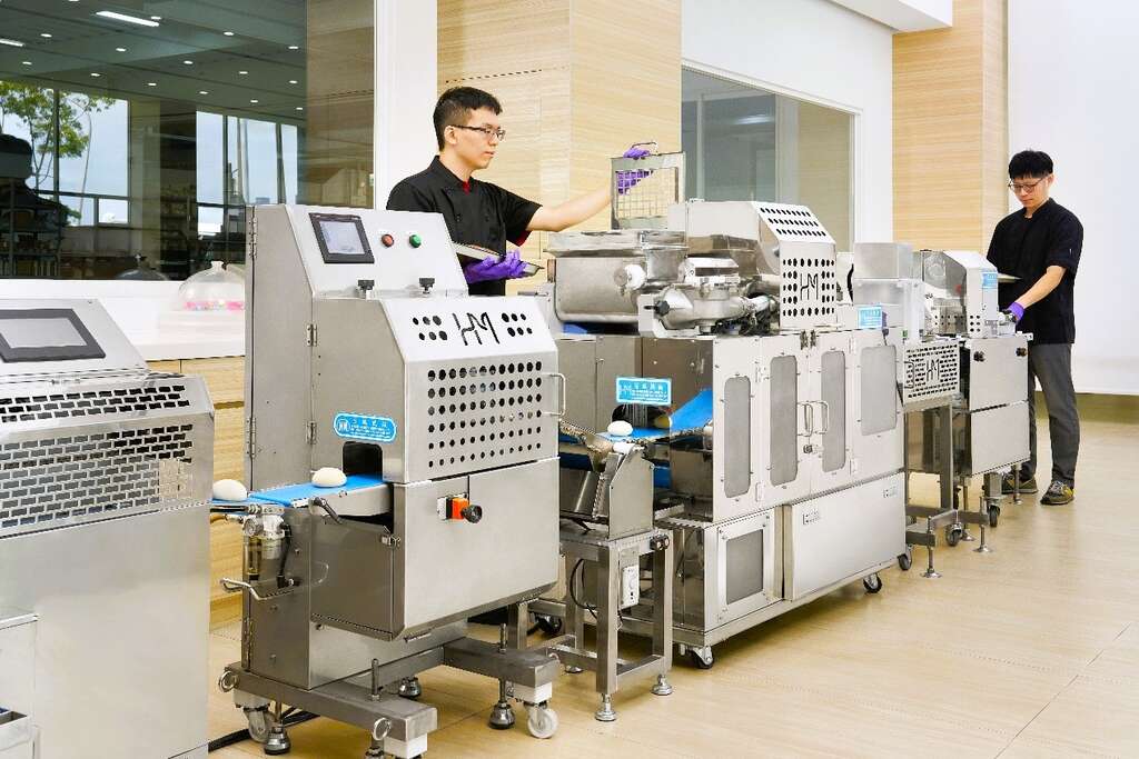 「鹹甜引路臺南味」「百城機械」自動包餡成型機專家,技術領先全球,成為MIT品牌榮耀;創「英雄聯盟」串聯上下游跨界整合,打入國際市場