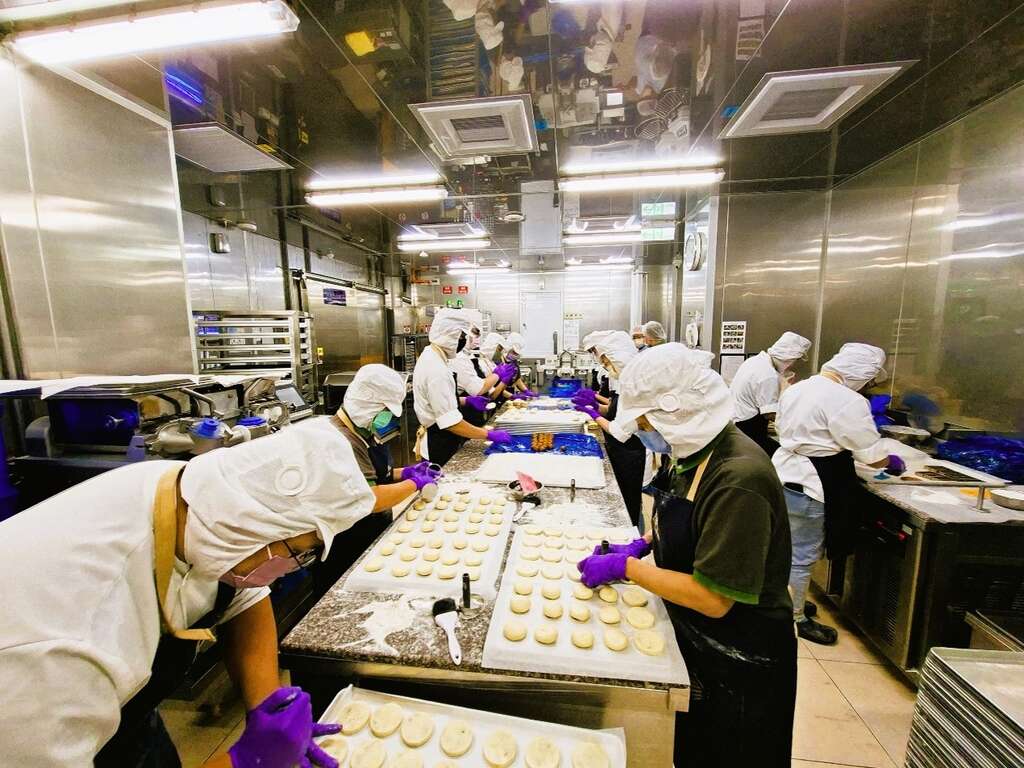 「鹹甜引路臺南味」在地食材與頂級原料用心烘焙,深蘊風土與文化的餅;「深緣及水烘焙」由內到外「深緣閣媠」,獲國際風味評鑑大獎
