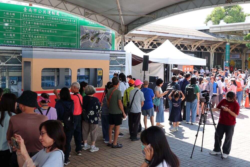 把握國慶連假！臺南百年月台邀旅客留下珍貴合影 拍照打卡再送限量紀念椪餅