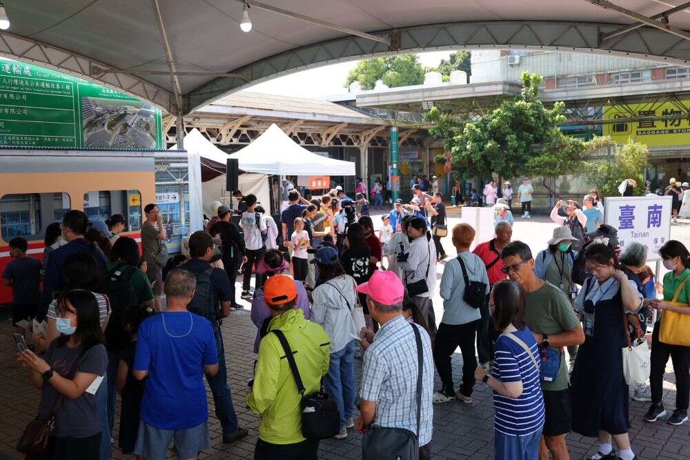 把握國慶連假！臺南百年月台邀旅客留下珍貴合影 拍照打卡再送限量紀念椪餅