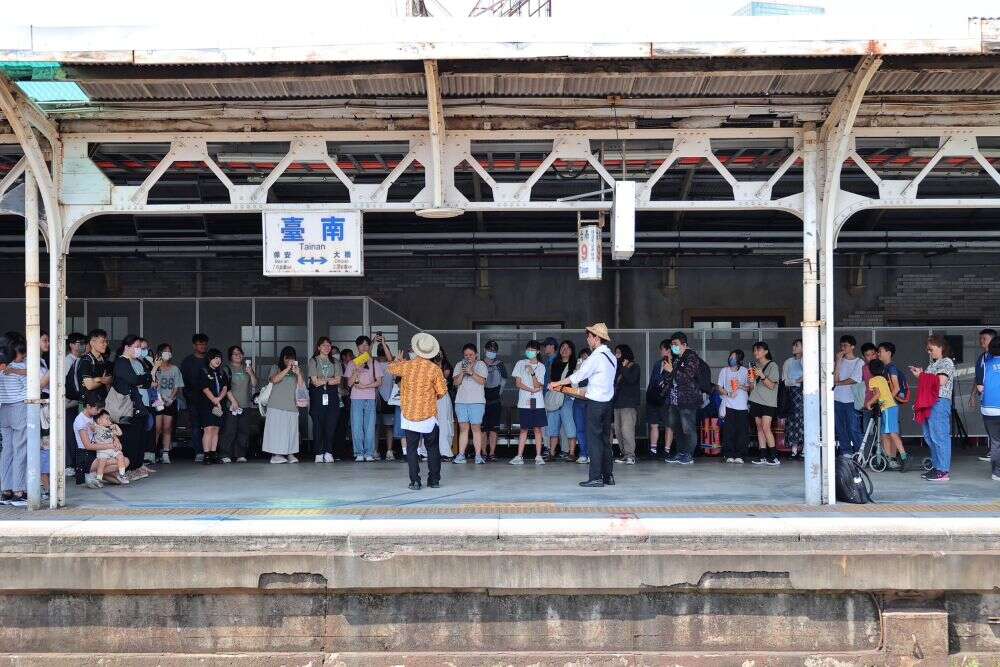 把握國慶連假！臺南百年月台邀旅客留下珍貴合影 拍照打卡再送限量紀念椪餅