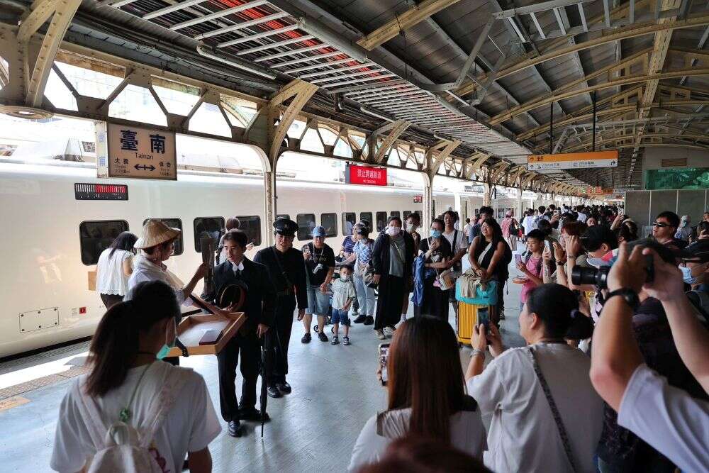 把握國慶連假！臺南百年月台邀旅客留下珍貴合影 拍照打卡再送限量紀念椪餅
